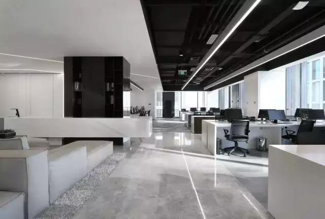 一个年轻潮服品牌的办公空间却选了素白当主打色