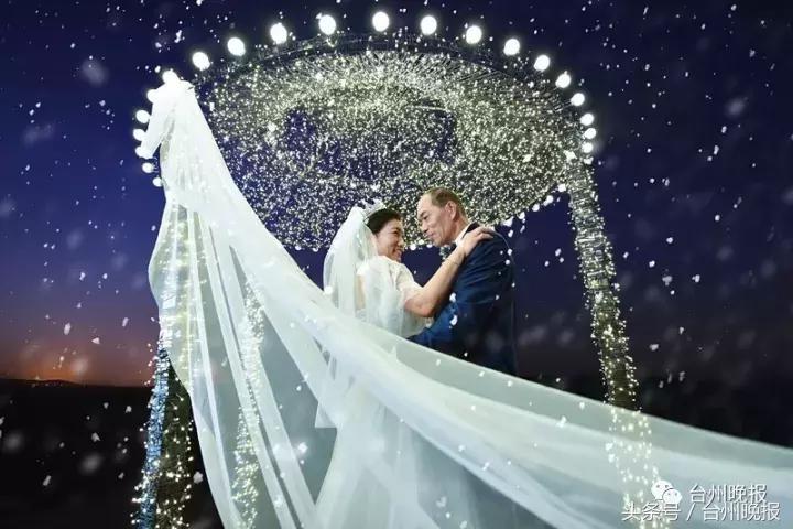 夫妻结婚27年拍纪念照,环卫夫妇