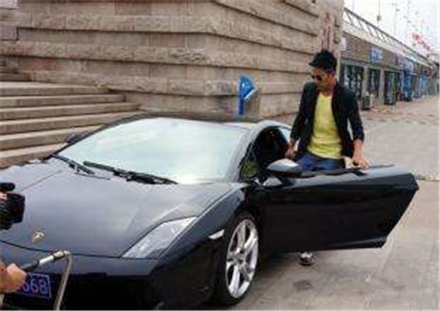 李湘接女儿上豪车,刘恺威接孩子视频