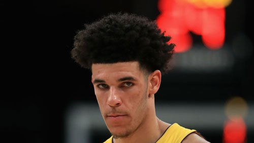 球哥爆发砍下准三双,球哥归来三记三分挑落马刺