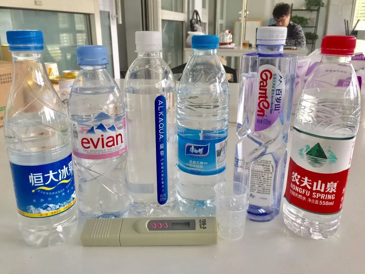 依云矿泉水和农夫山泉哪种好,依云矿泉水跟农夫山泉有啥区别