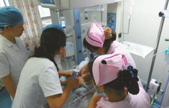 1岁宝宝腿上长一片斑,1岁宝宝腿上出小红点