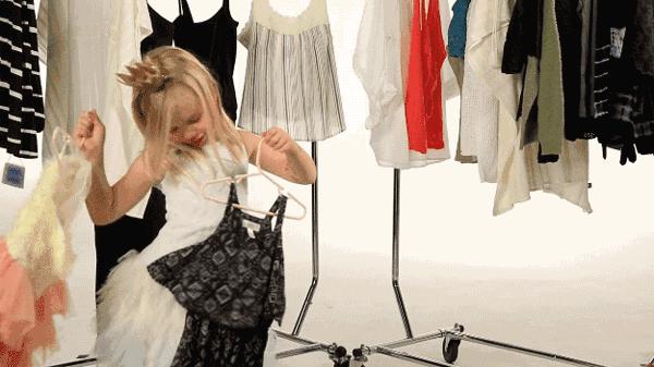 椅子上总堆满衣服,家里坐的椅子总是黏黏的怎么办