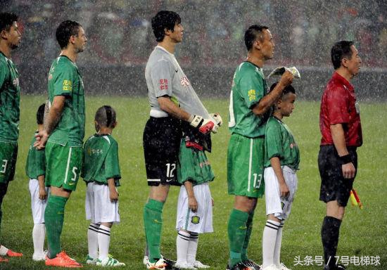 终于知道足球场上安排球童的来历了，错过这个村就没有这个店