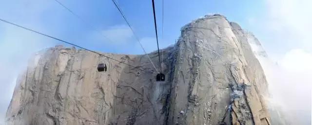 华山西峰索道奇险视频,乘坐西峰索道上华山攻略