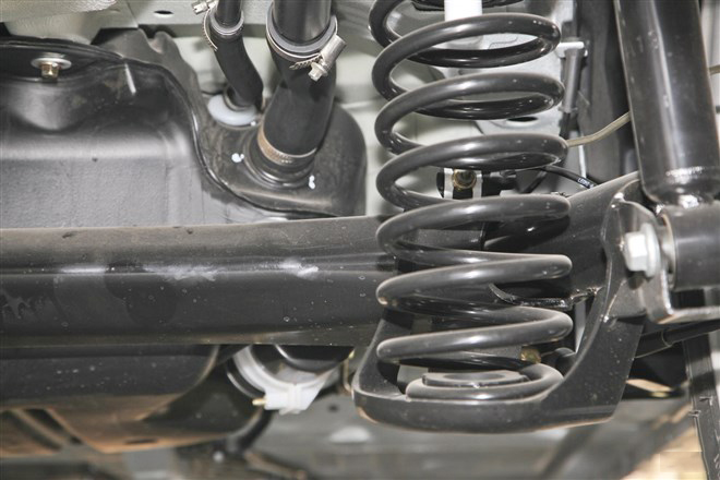 汽车雨天高速会飘怎么解决,高速路车飘是什么原因