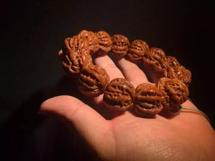 怎么挑选一串极品野生小核桃手串,野生核桃和普通核桃手串