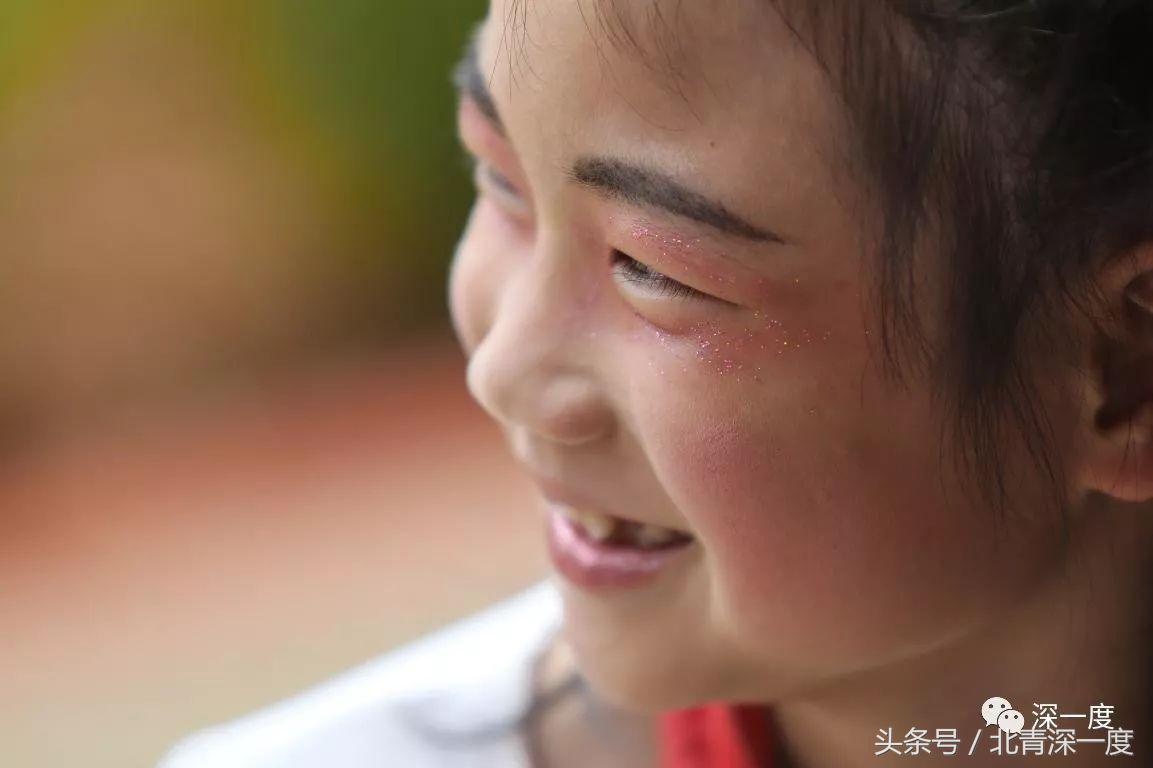 “鹿晗”在泥坑，妈妈在远方，你习以为常的幸福对他们却遥不可及