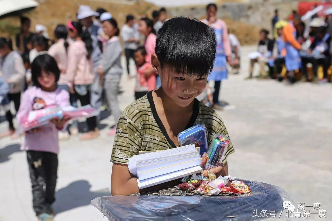 “鹿晗”在泥坑，妈妈在远方，你习以为常的幸福对他们却遥不可及