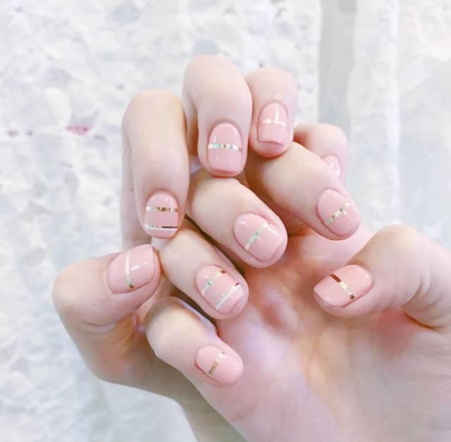 上细下粗的手指适合什么形状美甲,适合手指短小指甲的美甲显白