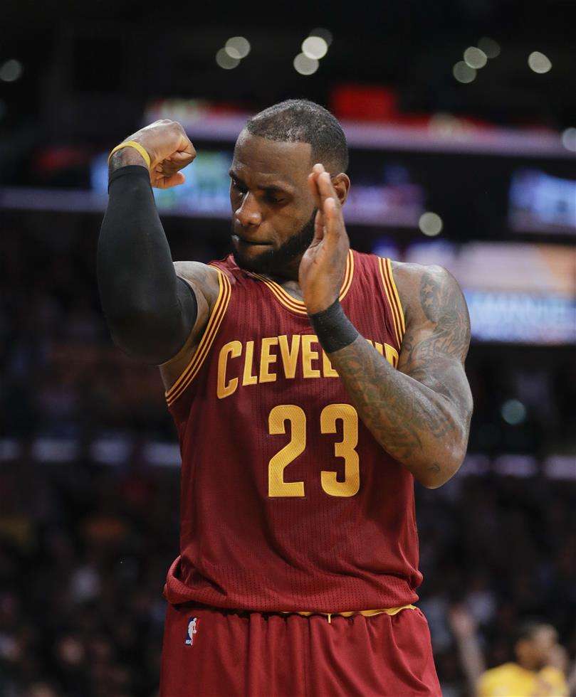 詹姆斯改变了几次投篮姿势,詹姆斯全场标准投篮姿势连中三球