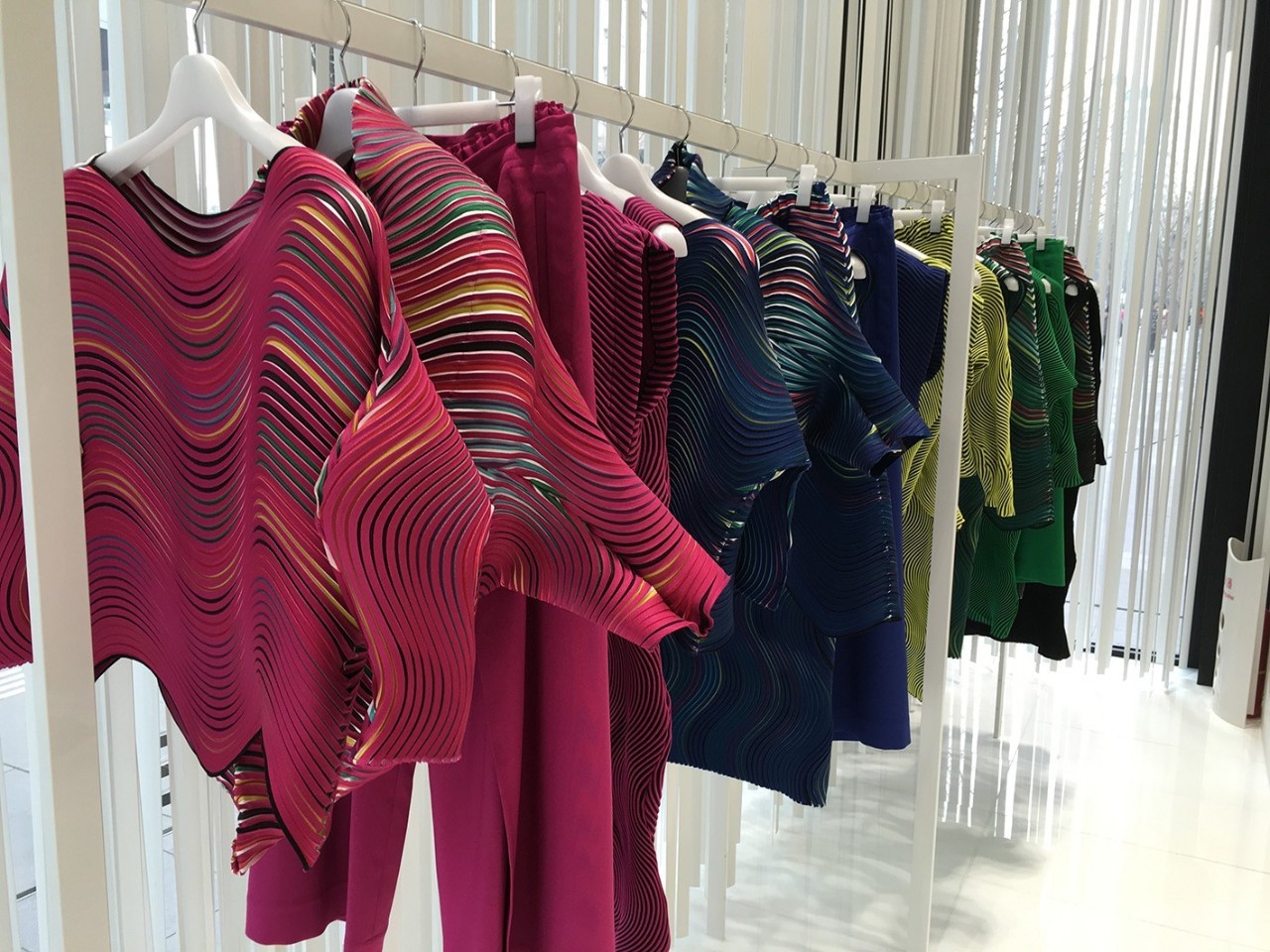 逛三宅一生,三宅一生西装搭配牛仔裤