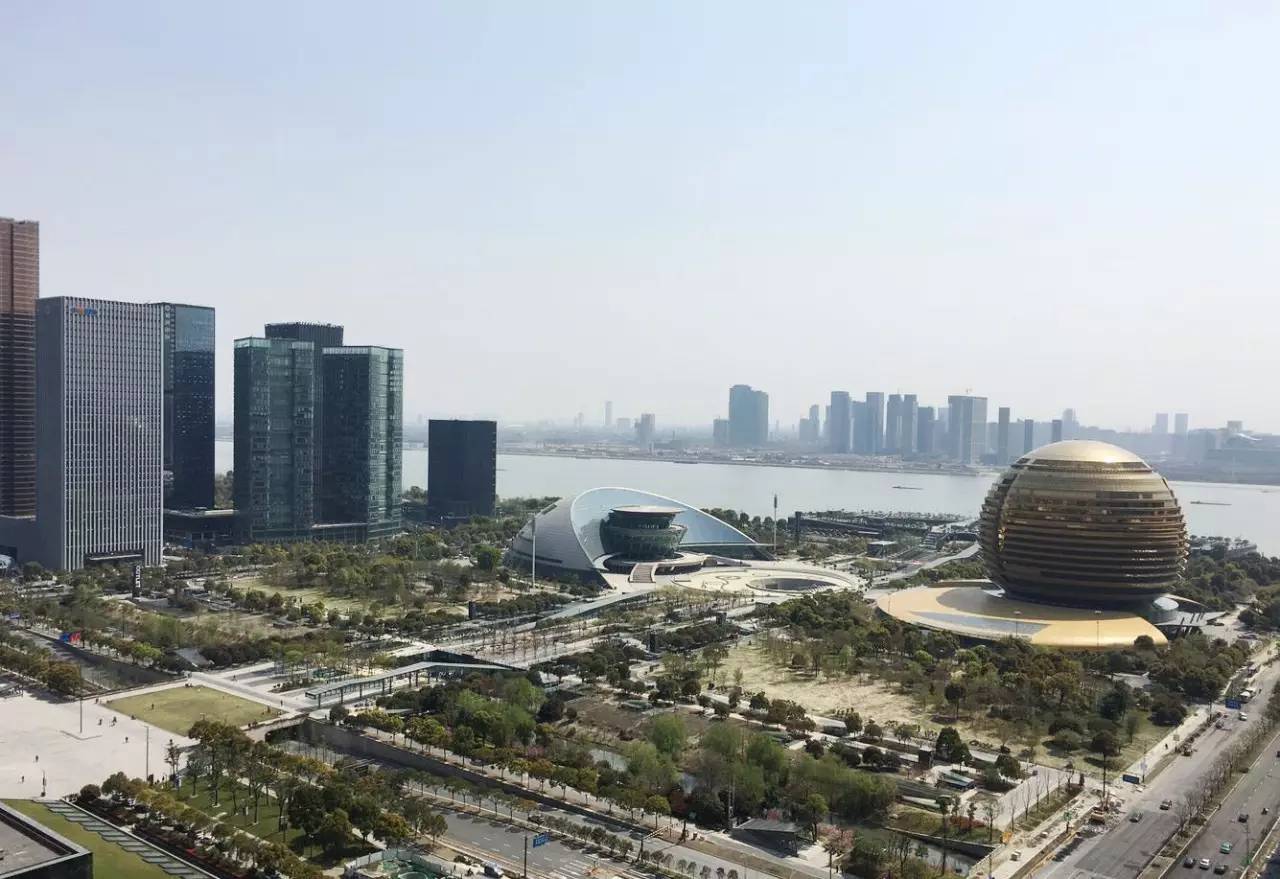 5个足球场大的巨墙，原来装下了杭州最美的“日月同辉”