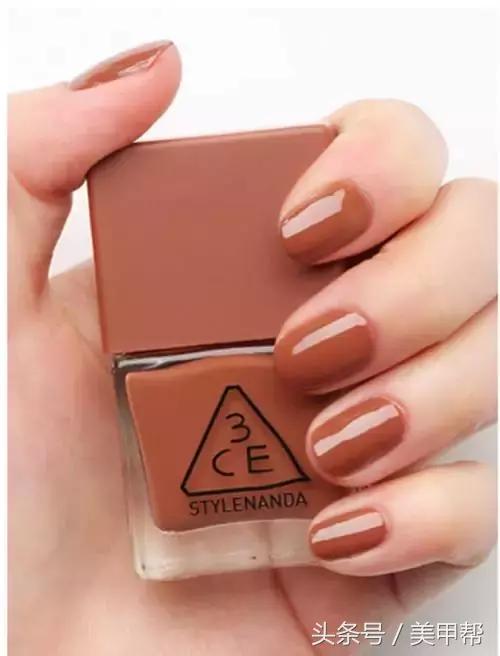 焦糖色美甲显白还是显黑,焦糖色系美甲