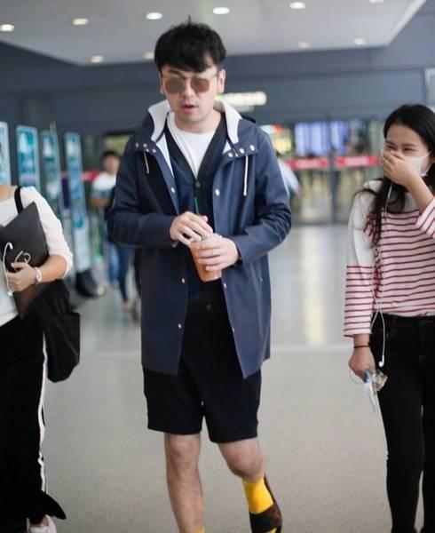 张馨予披军大衣,张馨予穿亮黄外套亮相