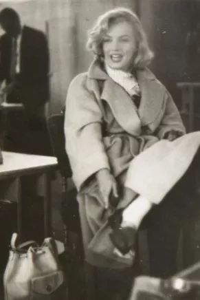 “大衣是女人的第一藏身所”