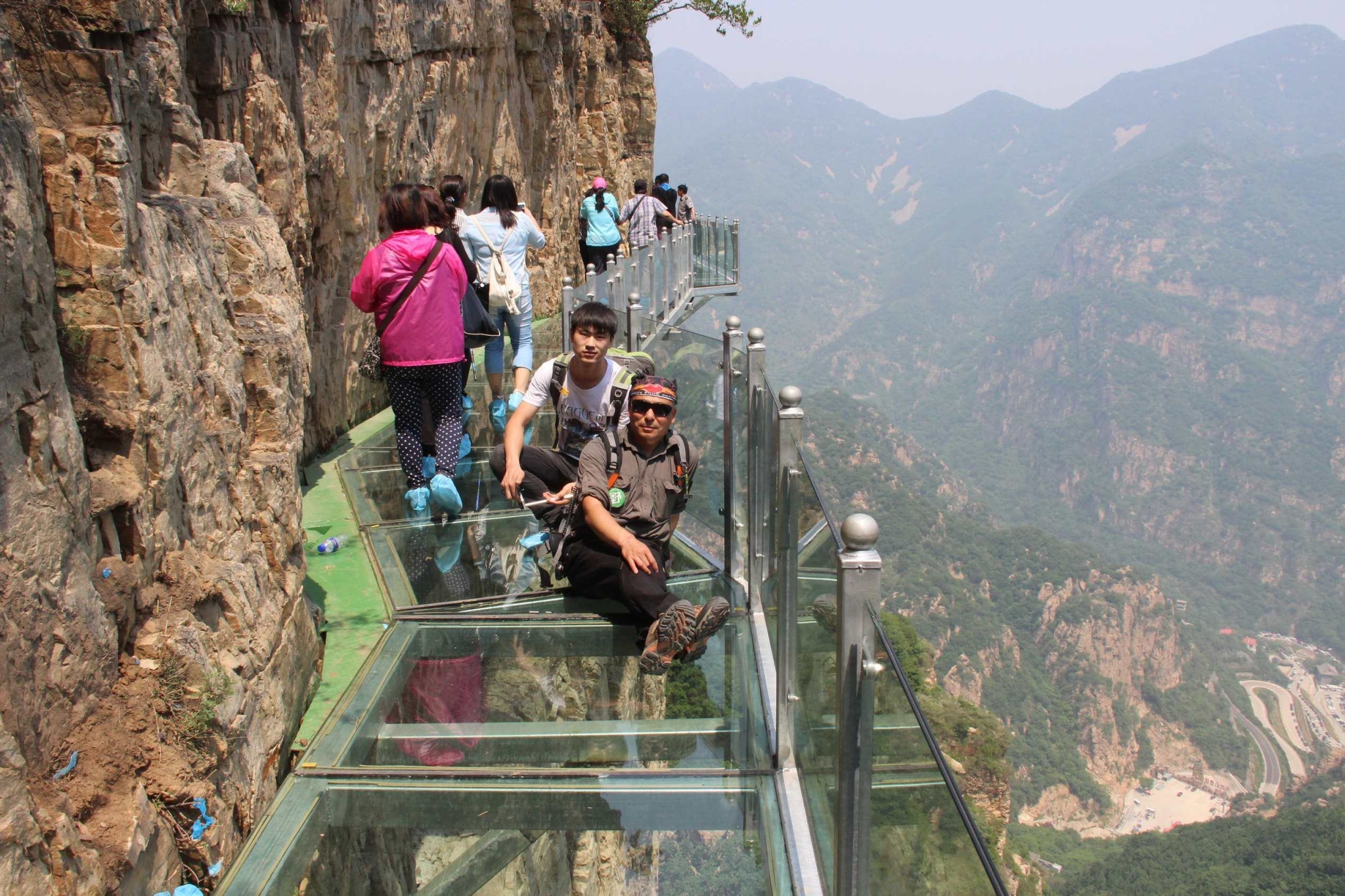 最吓人的十大旅游景点中国,玉屏山玻璃栈道特效吓人视频