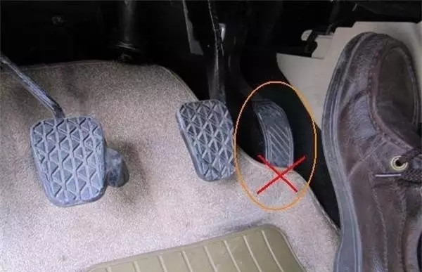 脚垫卡住刹车注意事项,脚垫影响刹车咋办