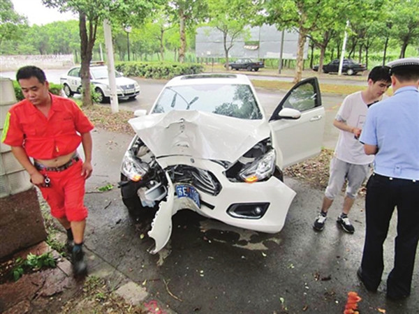 脚垫卡住刹车注意事项,脚垫影响刹车咋办