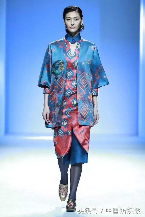 雅莹独爱东方意韵，“艾德莱斯出天山”尽显异域风情