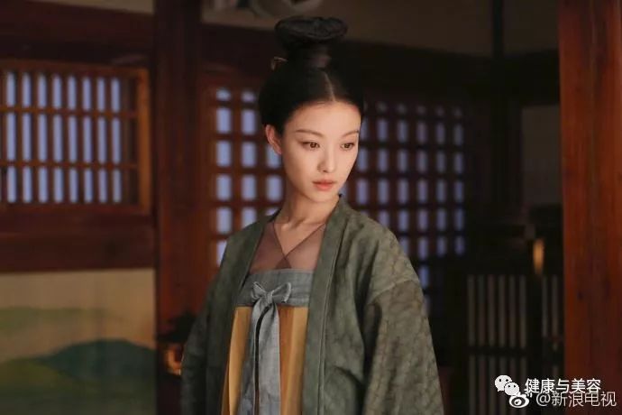 《凰权》剧照曝光,get一个极美的倪妮式温雅淡妆!