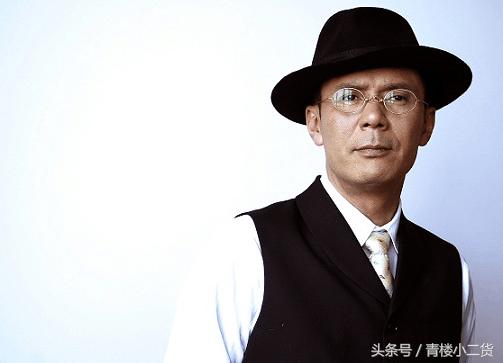 年轻女主持人在60岁老演员面前梨花带雨，网友：装傻卖萌要不得！