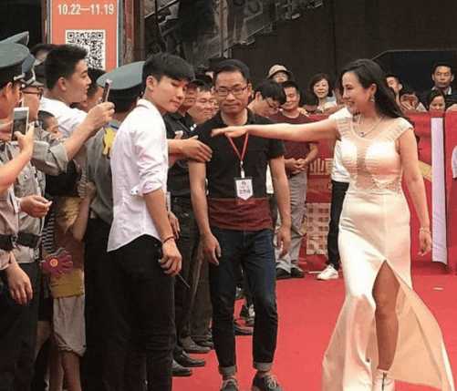 干露露再次复出捞金，浓妆艳抹出席活动，网友：腹部隆起怀孕了？