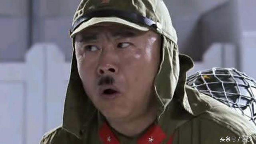 为什么日本鬼子帽上有两个布帘,日本鬼子帽子为啥戴两片布