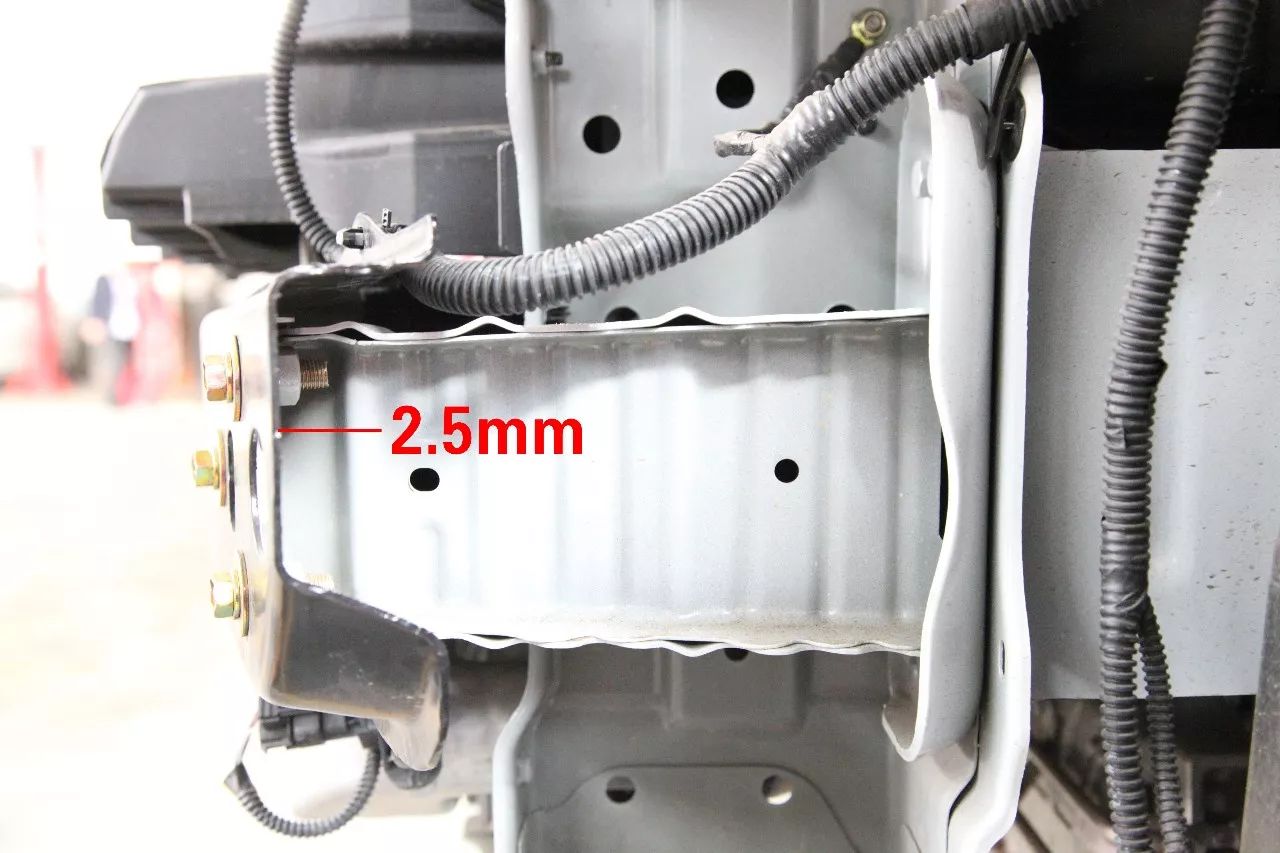 懂车帝拆车后防撞梁,拆车看防撞梁