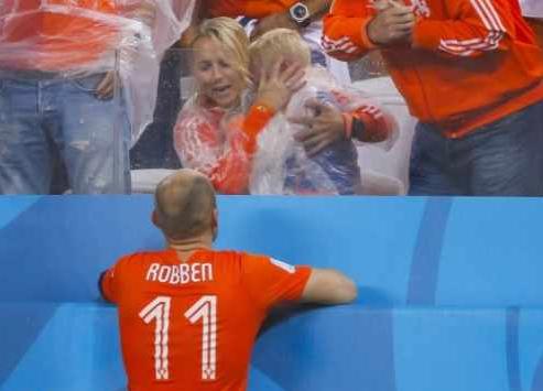 小飞侠罗本45角进球,小飞侠罗本两次错失单刀