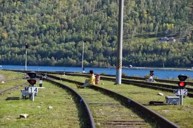 坐火车穿越俄罗斯西伯利亚,欧洲火车途经小镇