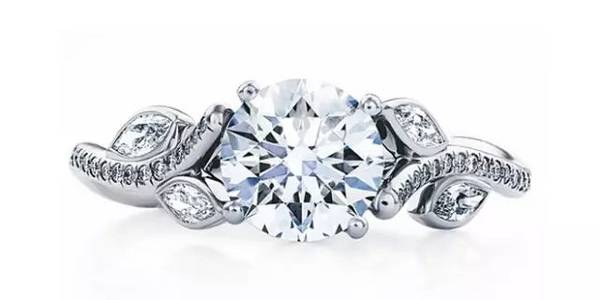 钻戒上的小钻石掉了怎么办,我买的钻戒钻石丢了商家会理赔吗