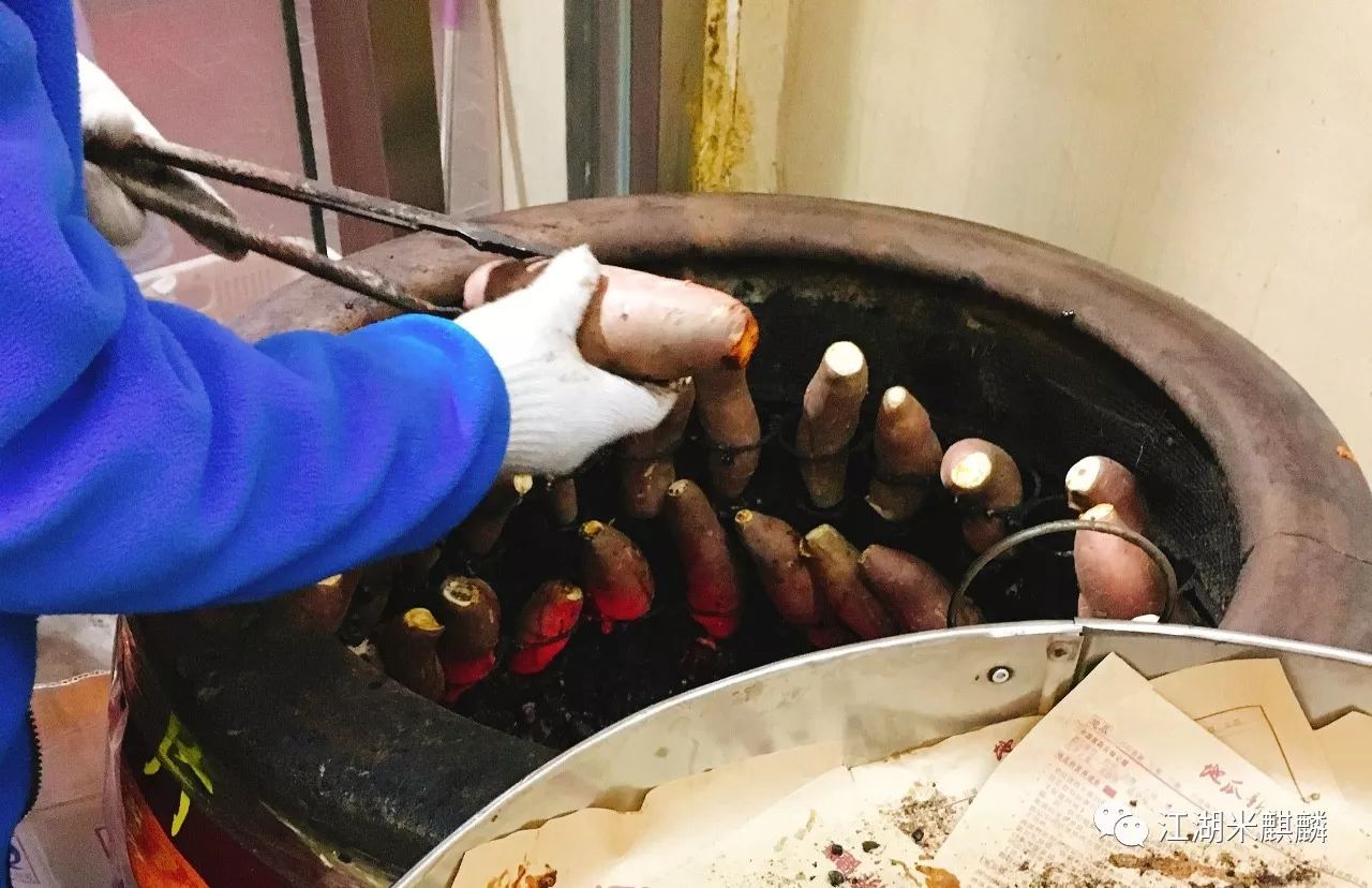 没了推着“汽油罐”的小贩,我们还能去哪吃甜到流汁儿的烤红薯?