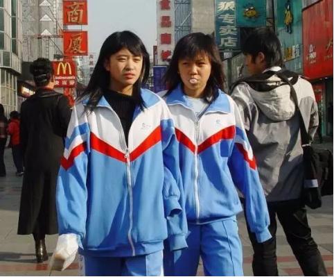 日本校服裙子为什么那么短,日本校服短裙子图片