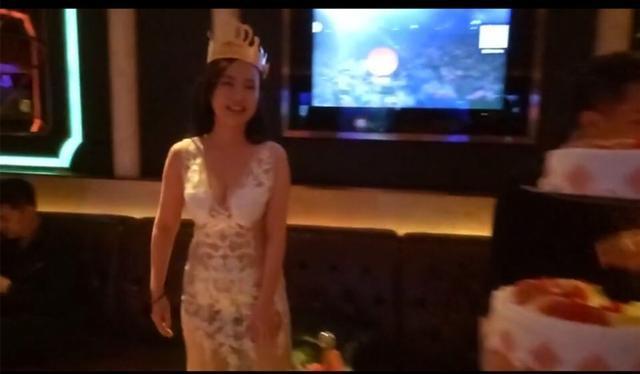 网络红人干露露生日真空现身与五个大汉一起过生日,现场太雷人