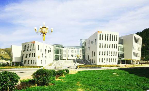 长清大学城：闳约深美是山艺