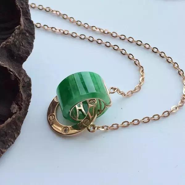 据说这种翡翠，生意人见一个爱一个！外形就像“啤酒桶”！