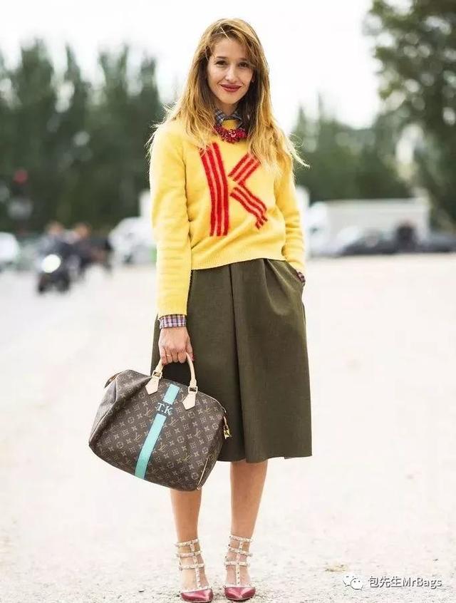 背lv包包的女孩视频,年轻女孩背lv是不是老气