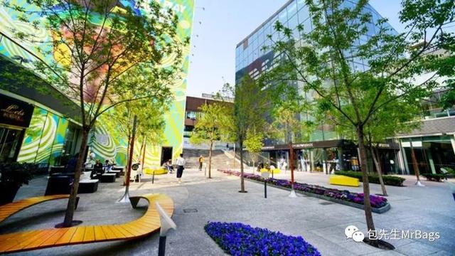 背lv包包的女孩视频,年轻女孩背lv是不是老气