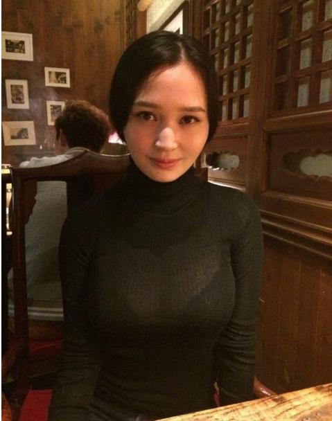 泡菜韩国的设计真是看不懂，这样的黑毛衣竟被穿出不是凡人的感觉