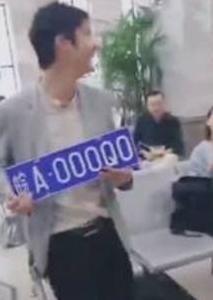 男子摇到88888车牌号,盘点摇到奇葩车牌号