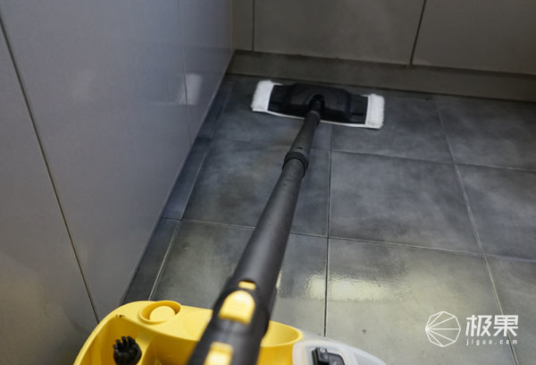 地板上粘东西了怎么弄掉,地板上粘了水泥怎么办