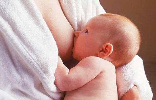 婴儿脸上起湿疹能不能引起发烧,宝宝长湿疹打喷嚏