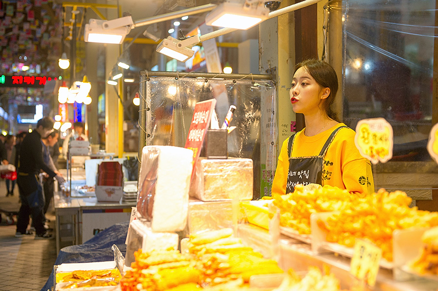 韩国女生街头小吃摆摊,广州韩国炸鸡摆地摊