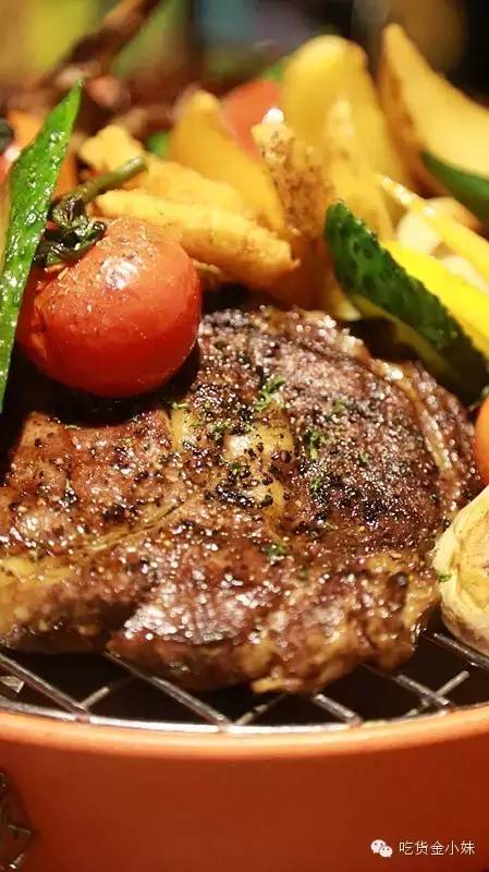 纸牌屋里的烤肋排来南京了！但要坐在公路上吃你敢不敢？！