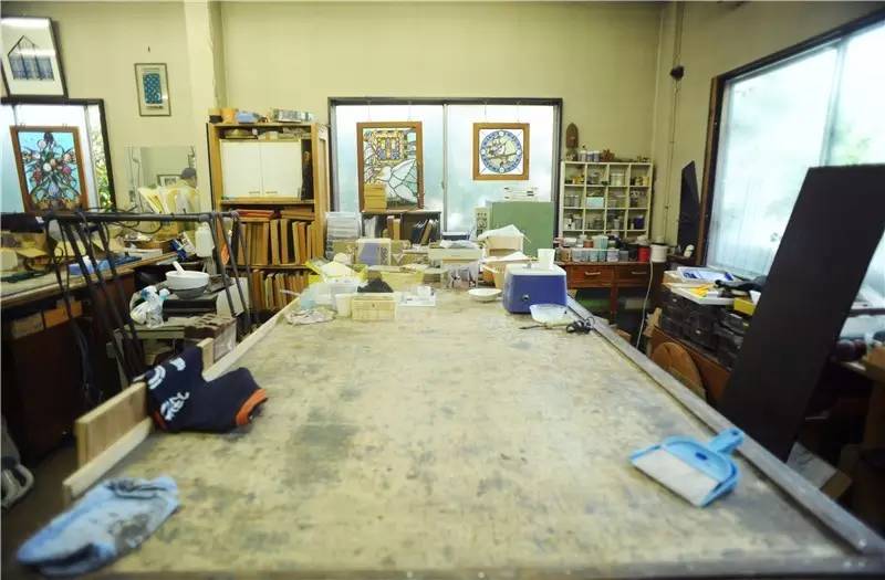 彩色玻璃大师高井啓司:“经验和情感都可以分享,但‘悟’是万万不能的。”|日本工艺寻访之旅Vol.5