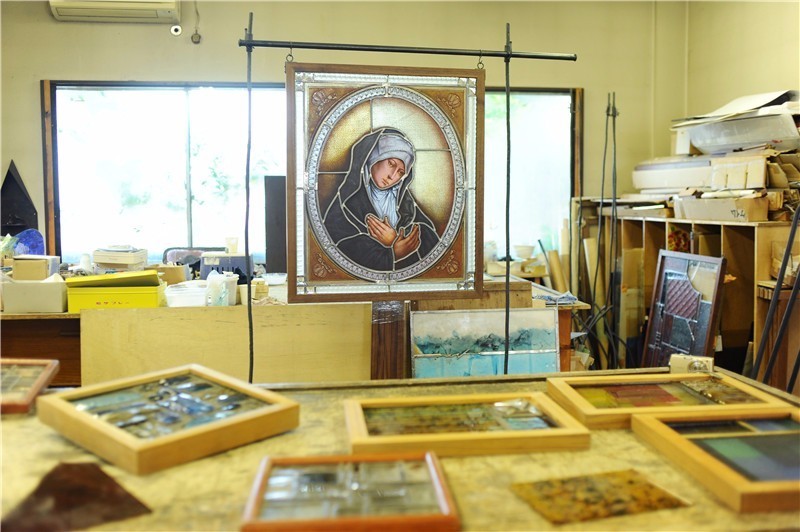 彩色玻璃大师高井啓司：“经验和情感都可以分享，但‘悟’是万万不能的。”｜日本工艺寻访之旅Vol.5