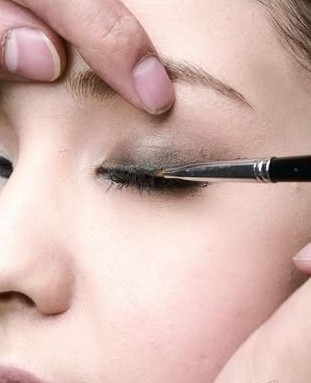 眼部化妆的正确步骤初学者单眼皮,眼部化妆的正确步骤初学者