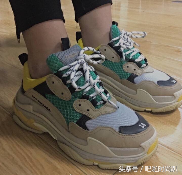 赵丽颖机场同款白色运动鞋,赵丽颖穿高帮鞋子