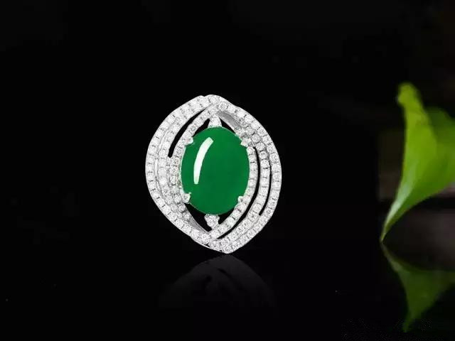 影视界貌不出众的“肥姐”！千万翡翠从不离身！